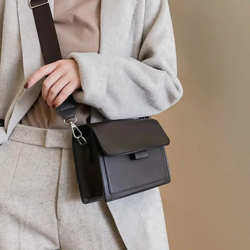 Vintage Crossbody Bag | Faux Leather | Compact and Timeless